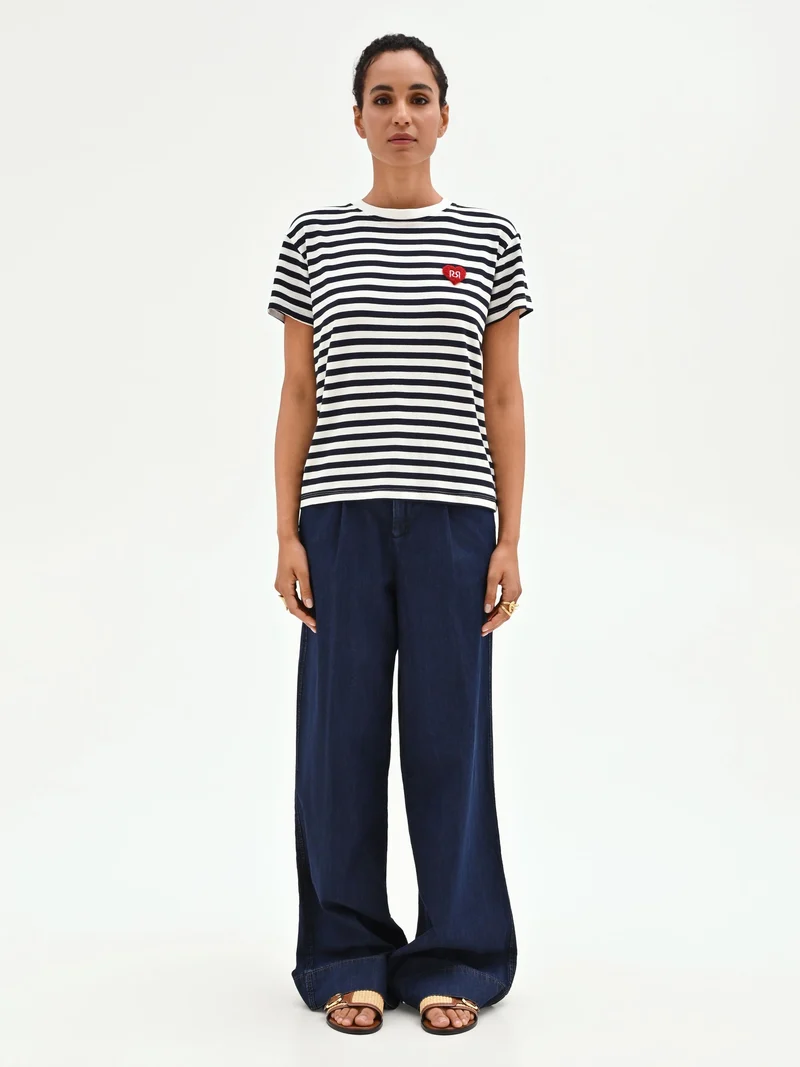 T-shirt blu a righe con patch cuore