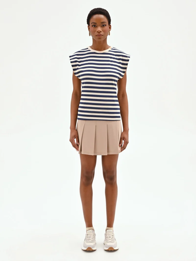 T-shirt in cotone a righe blu con spalla estesa