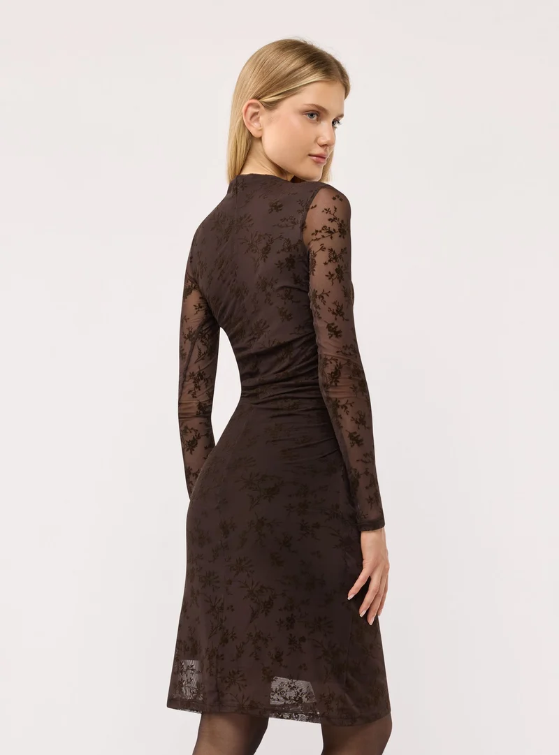 Vestito aderente con arricciature e stampa floreale