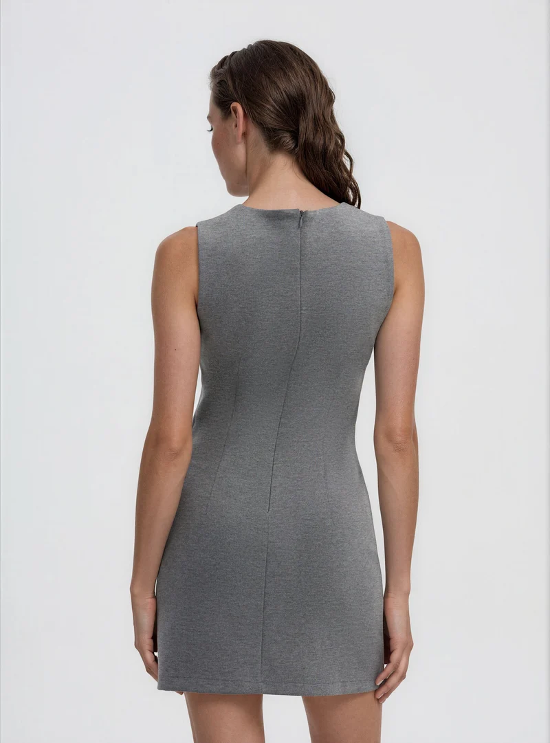 Vestito tubino smanicato con spacchi