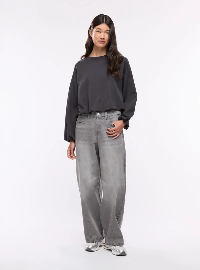 Jeans barrel con fibbia sul retro