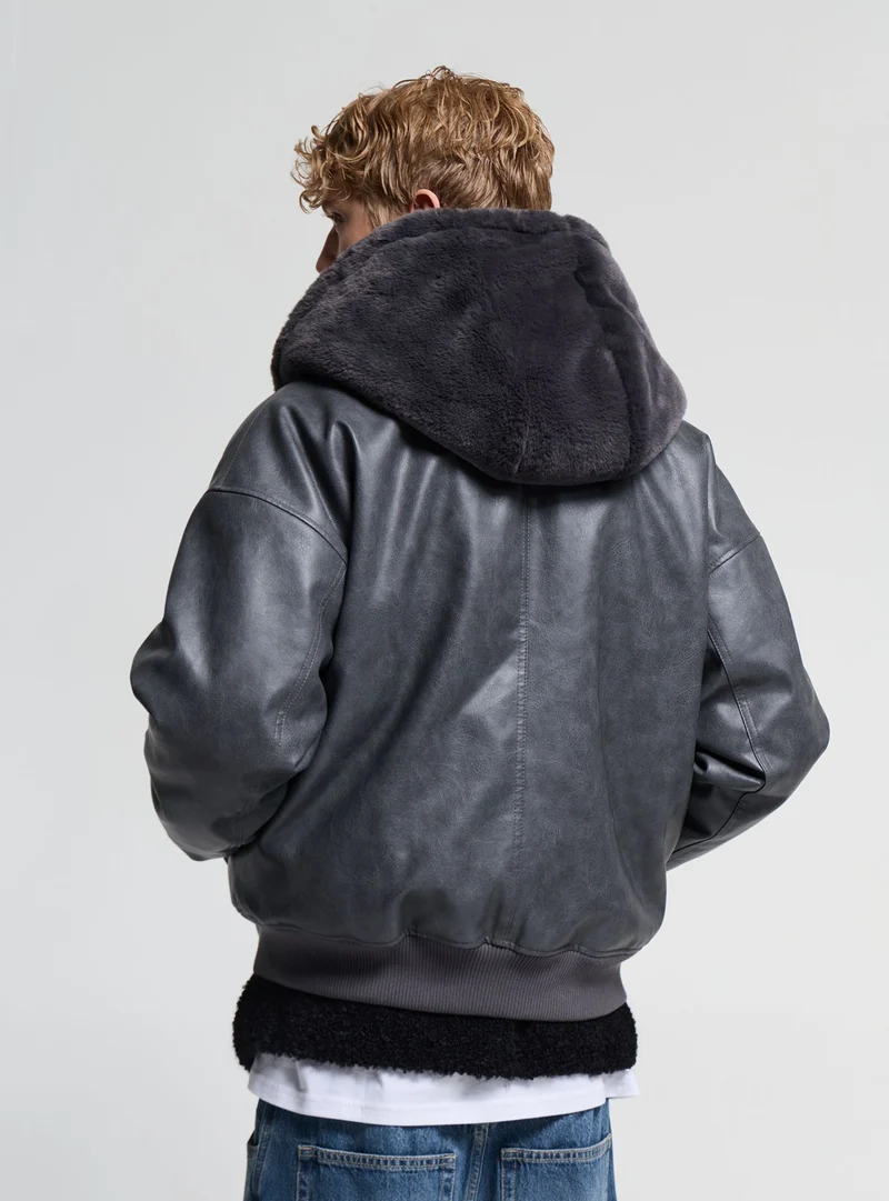 Bomber imbottito con cappuccio effetto pelle