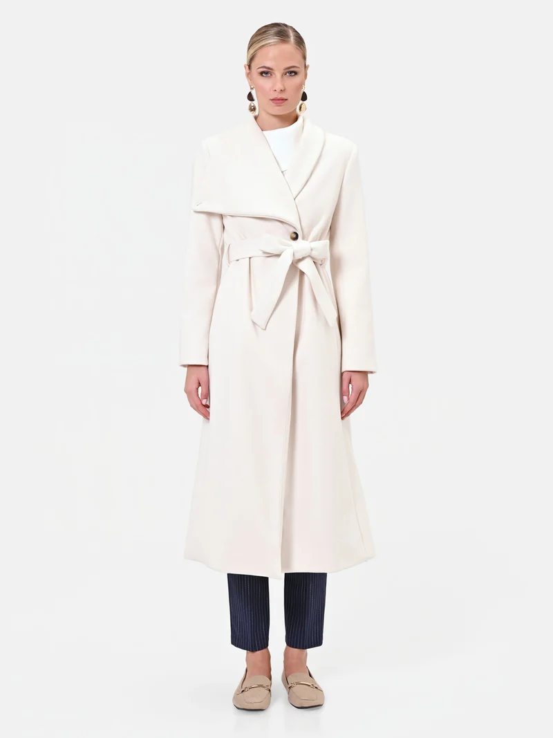 Cappotto bianco panna con collo a scialle e cintura in velour