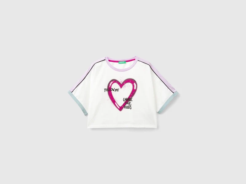 T-shirt con stampa graffiti e strass