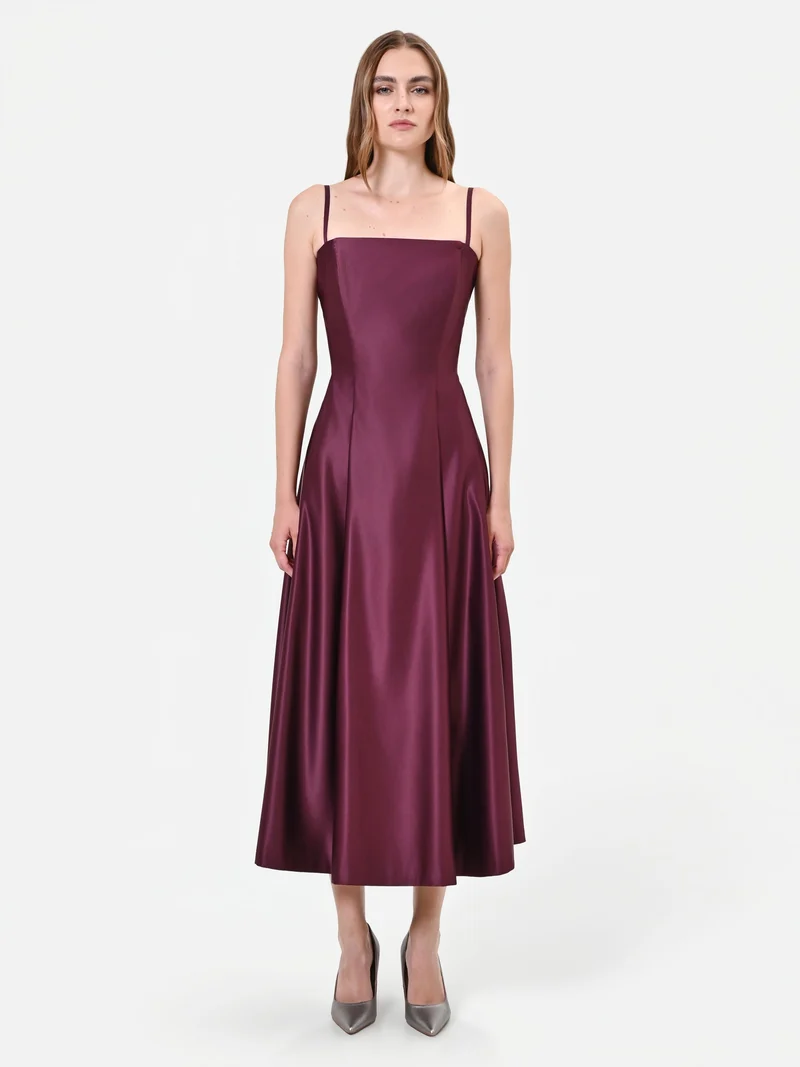 Abito midi bordeaux in raso con gonna ampia