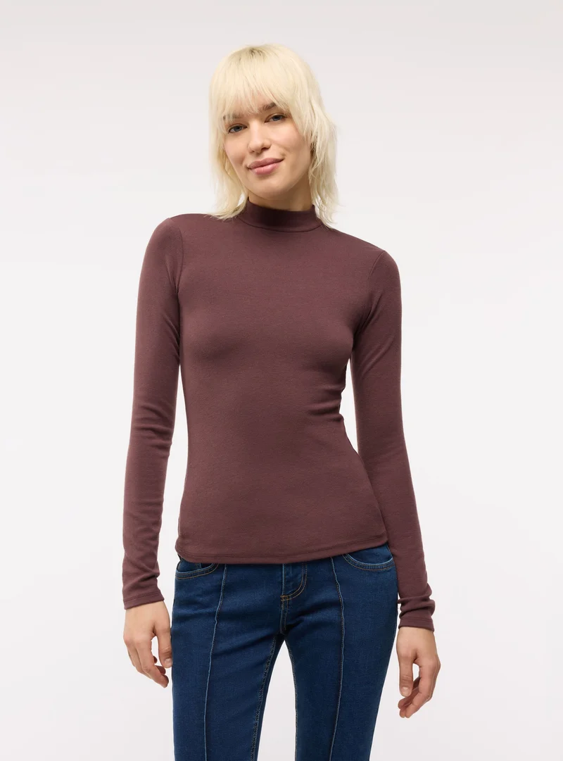 T-shirt con collo lupetto tinta unita