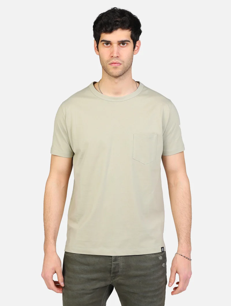 art. 17015506: t-shirt girocollo con taschino e stella stampata sulla manica