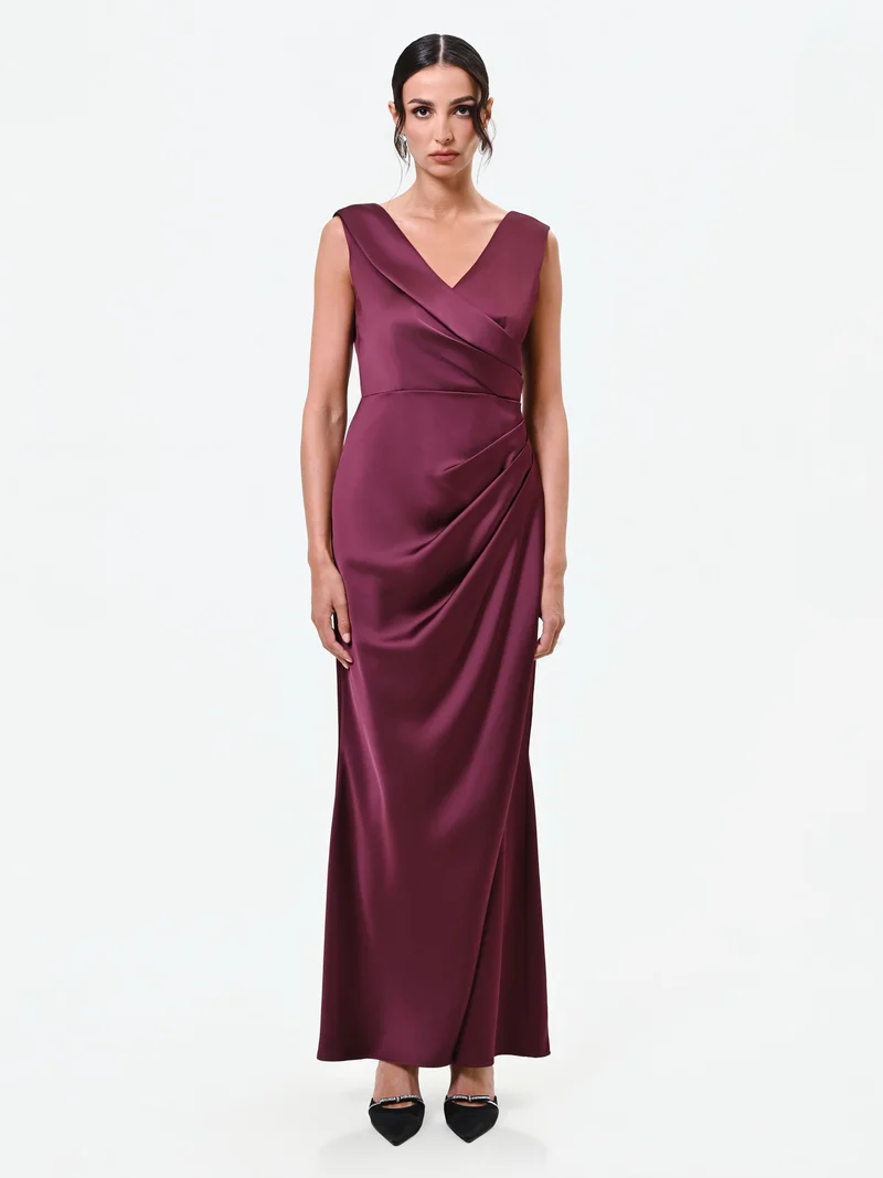 Abito lungo bordeaux con drappeggio asimmetrico
