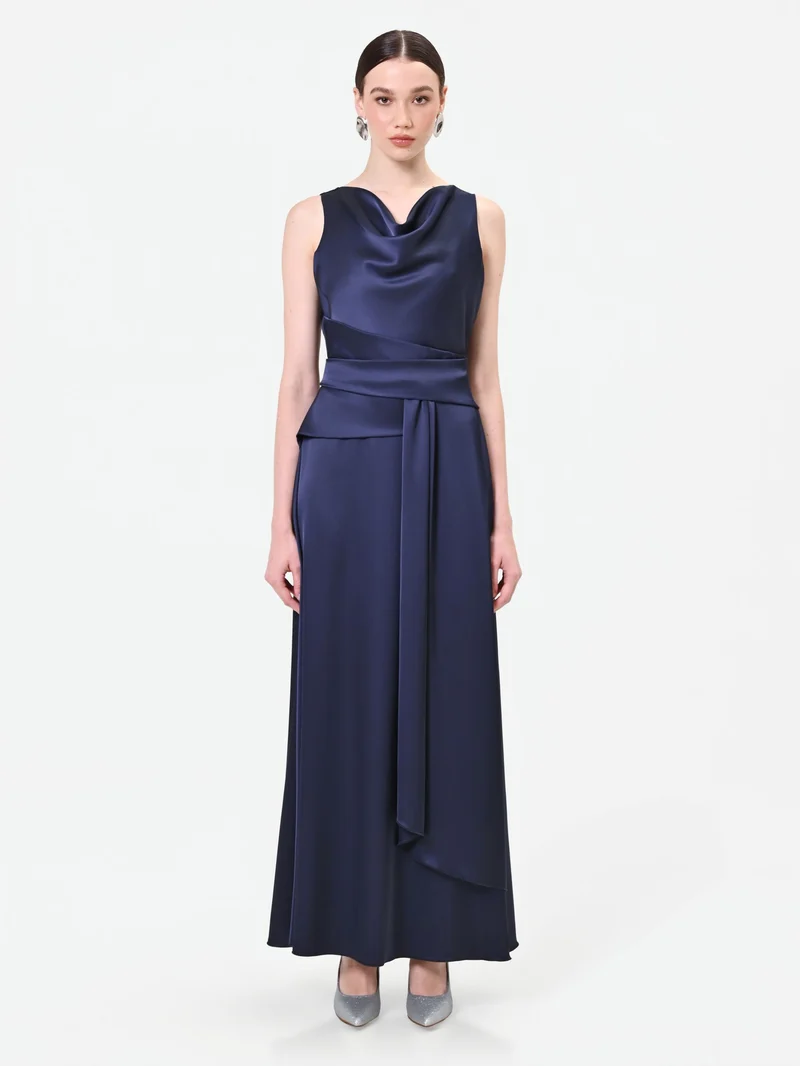 Abito lungo blu navy con scollo drappeggiato