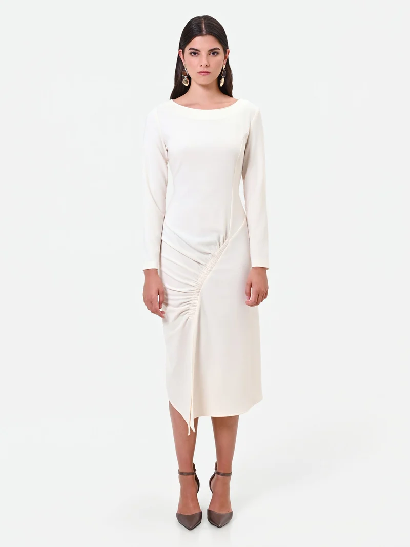 Abito midi bianco con drappeggio asimmetrico