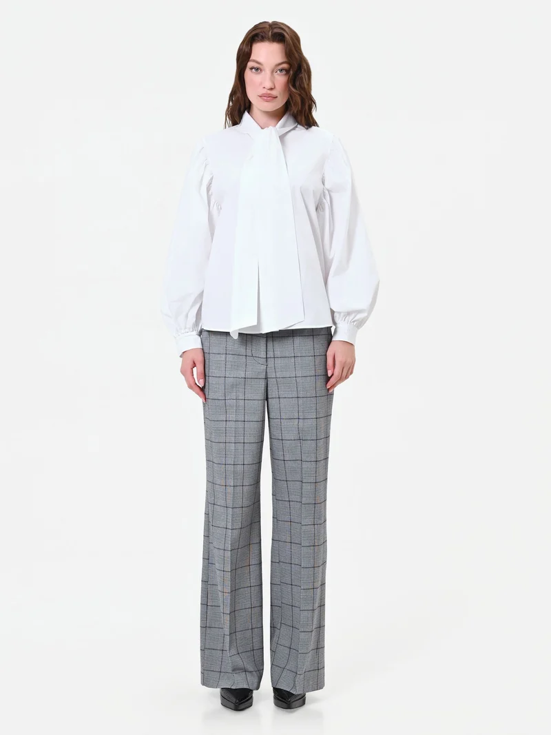 Camicia bianca con fiocco lavallière