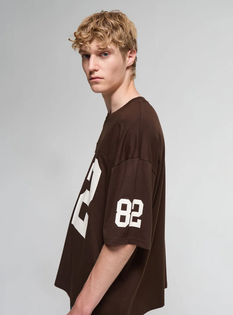 T-shirt con stampa numero e vestibilità boxy