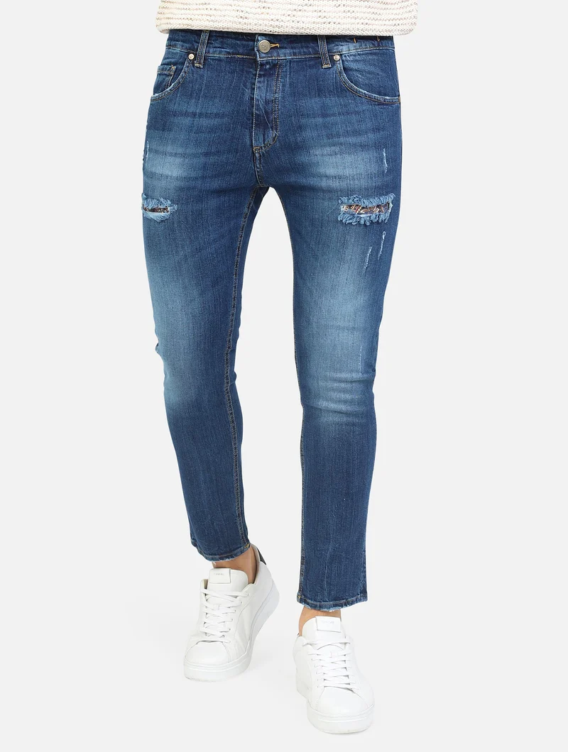jeans con tasche posteriori lavorate a fantasia, rotture ed abrasioni