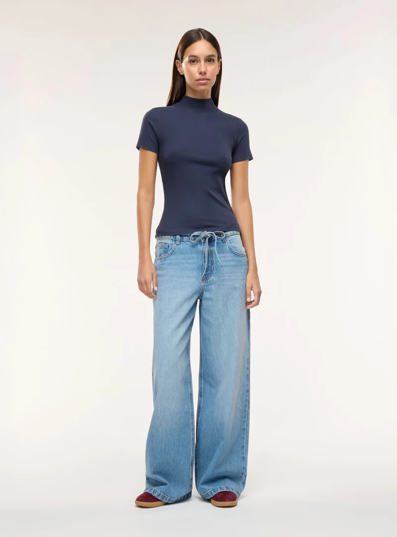T-shirt a coste con collo lupetto