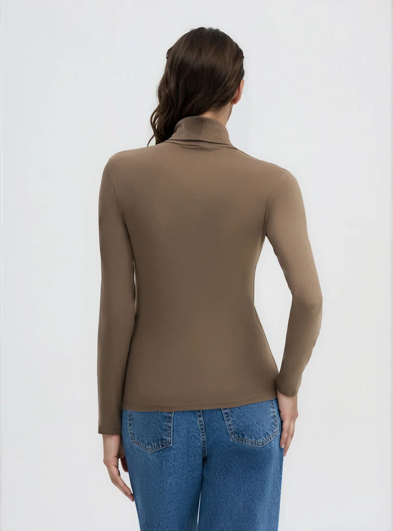 T-shirt a maniche lunghe con collo alto