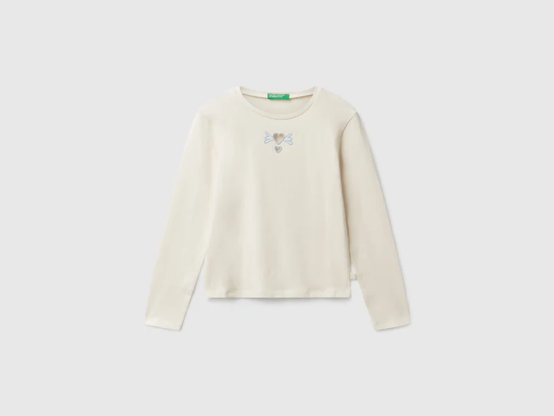 T-shirt con cuori cut out