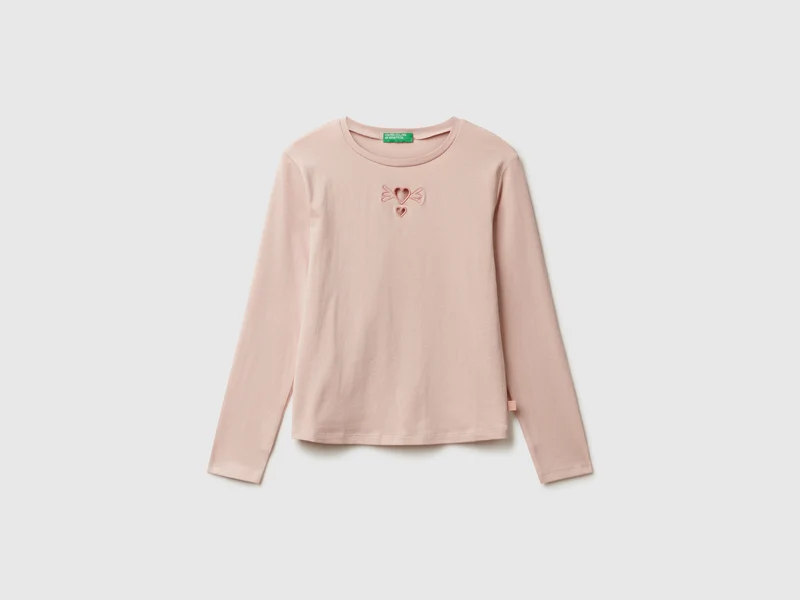 T-shirt con cuori cut out