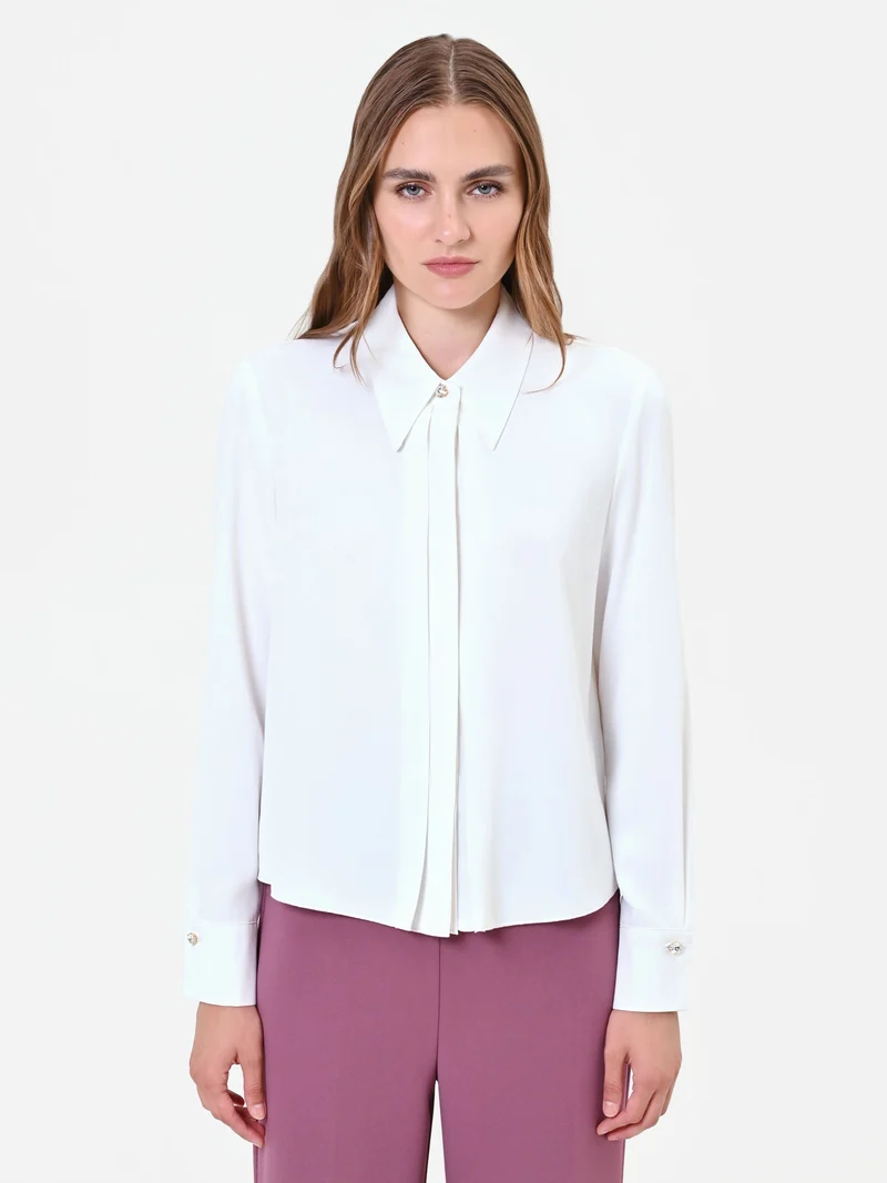 Camicia bianca con bottone gioiello