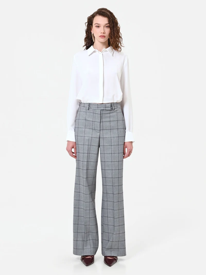 Camicia panna in raso con abbottonatura nascosta