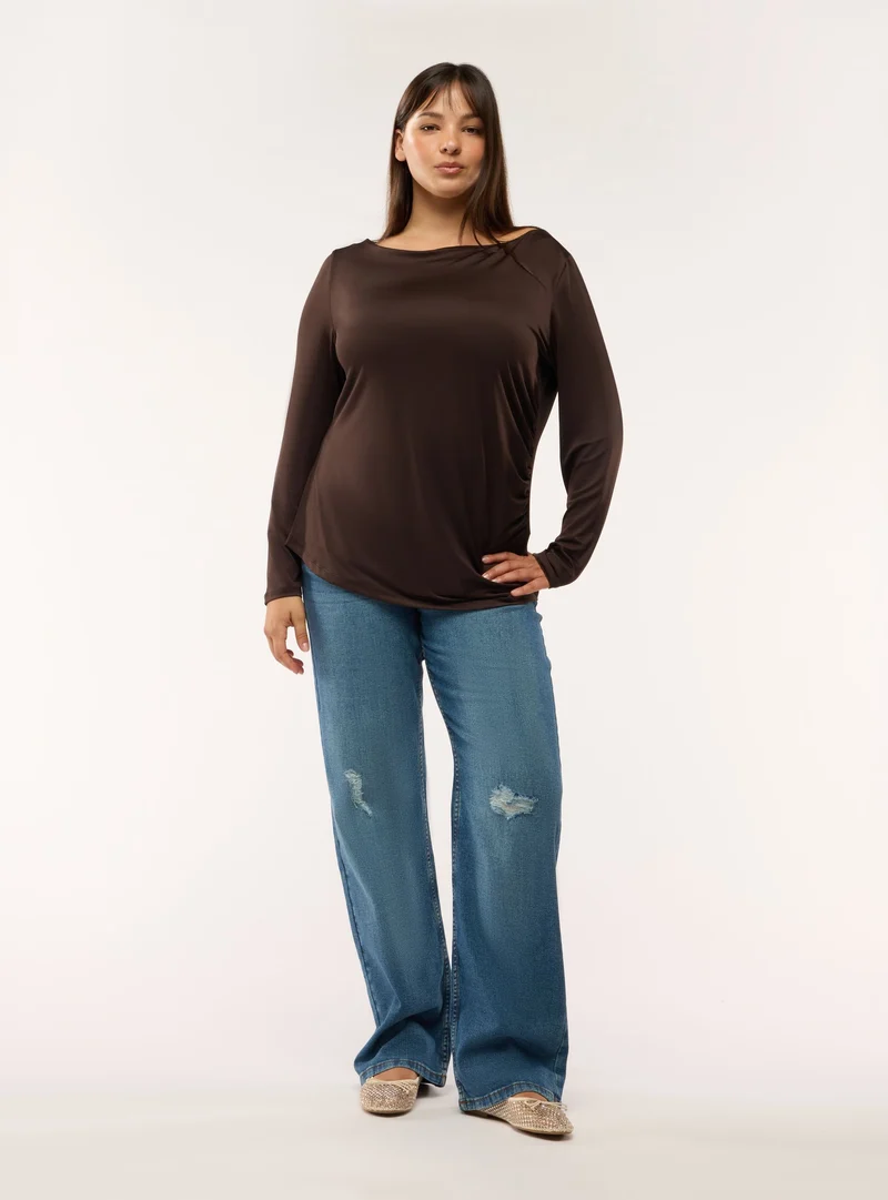 T-shirt a maniche lunghe con scollo barca asimmetrico