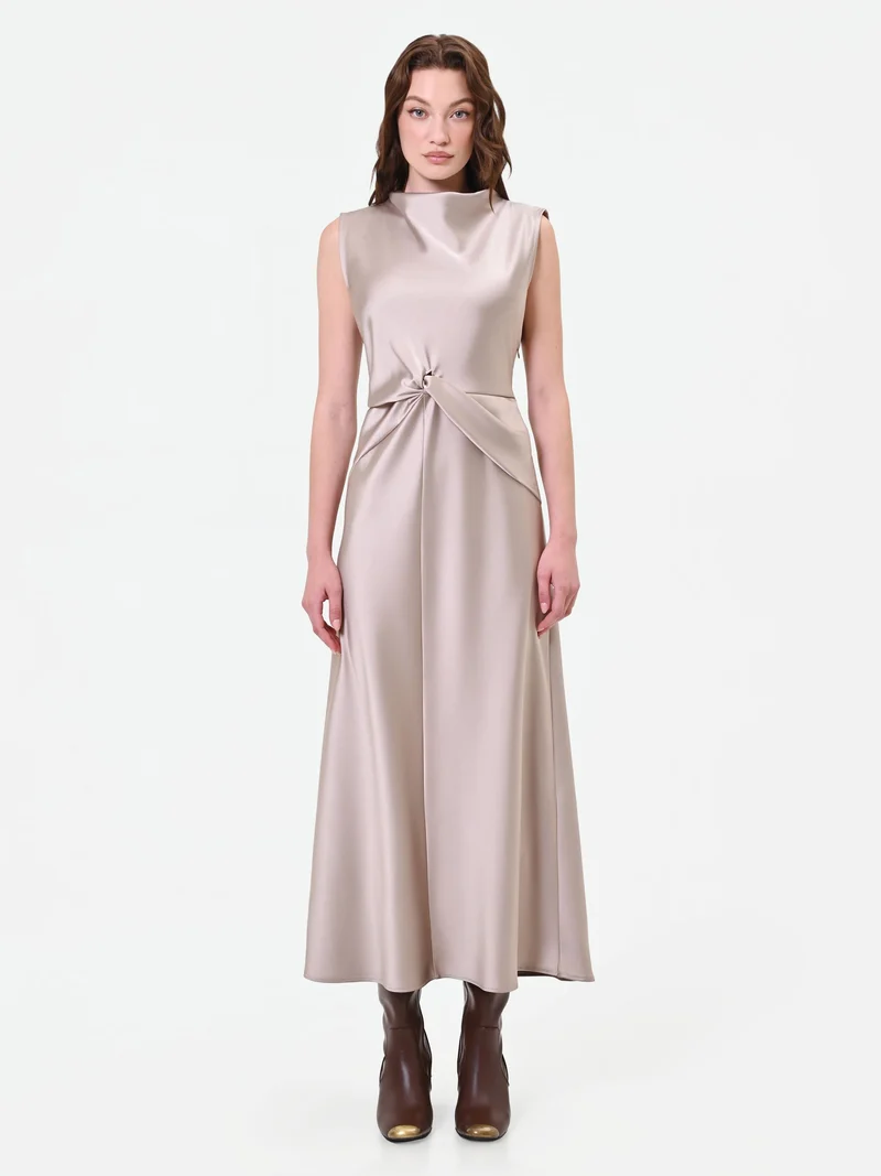 Abito lungo tortora beige con nodo e drappeggio