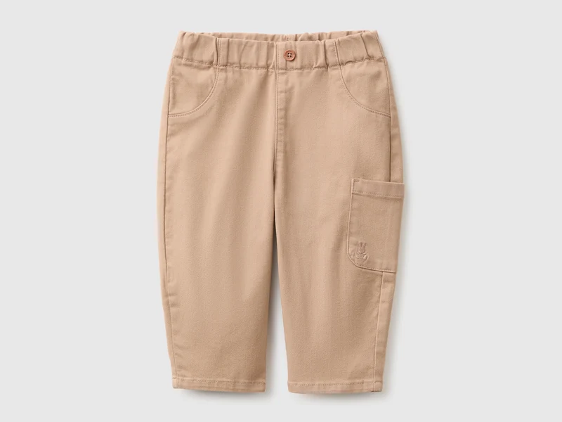 Pantaloni con taschino ricamato