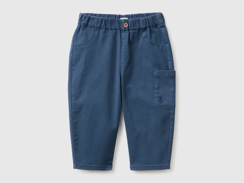Pantaloni con taschino ricamato