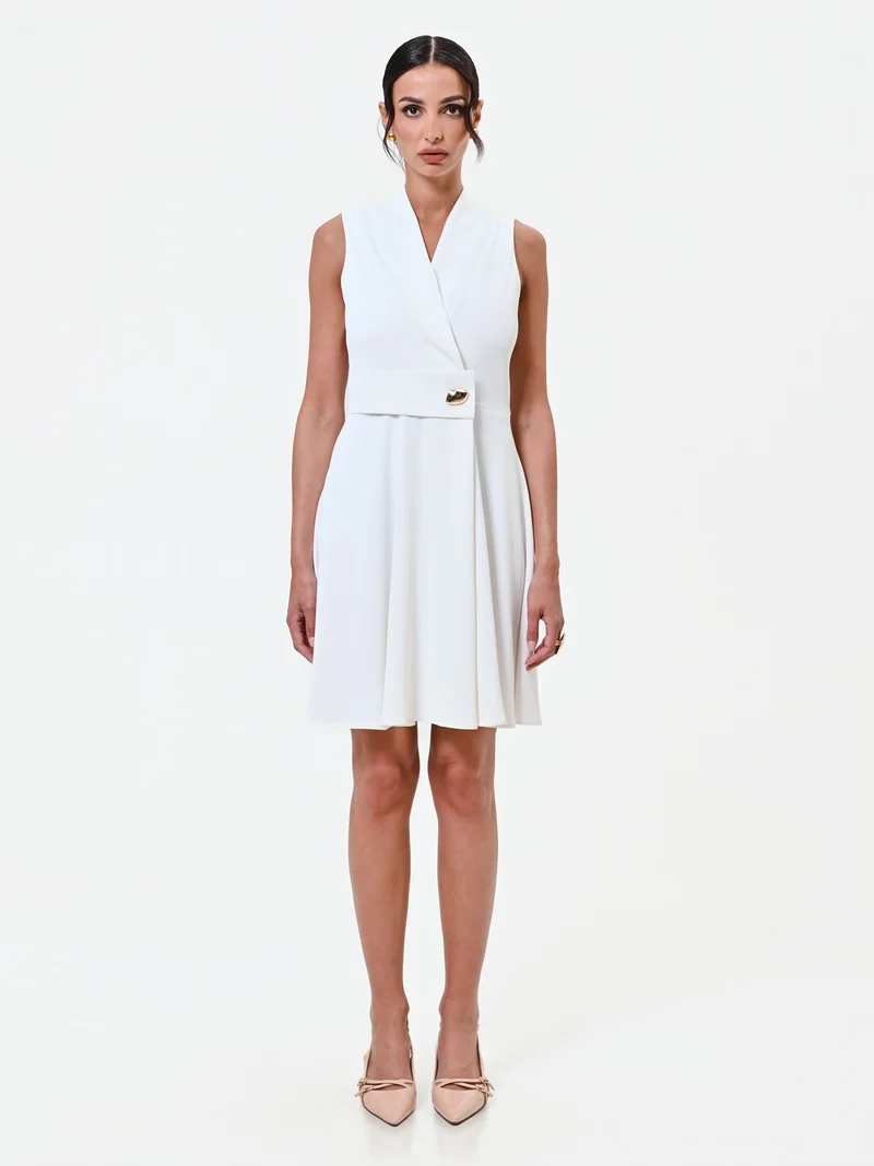Abito bianco con revers e bottone design