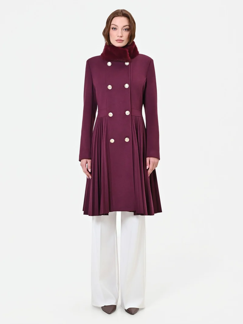 Cappotto doppiopetto bordeaux con fondo a pieghe
