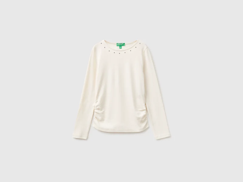 T-shirt con borchiette