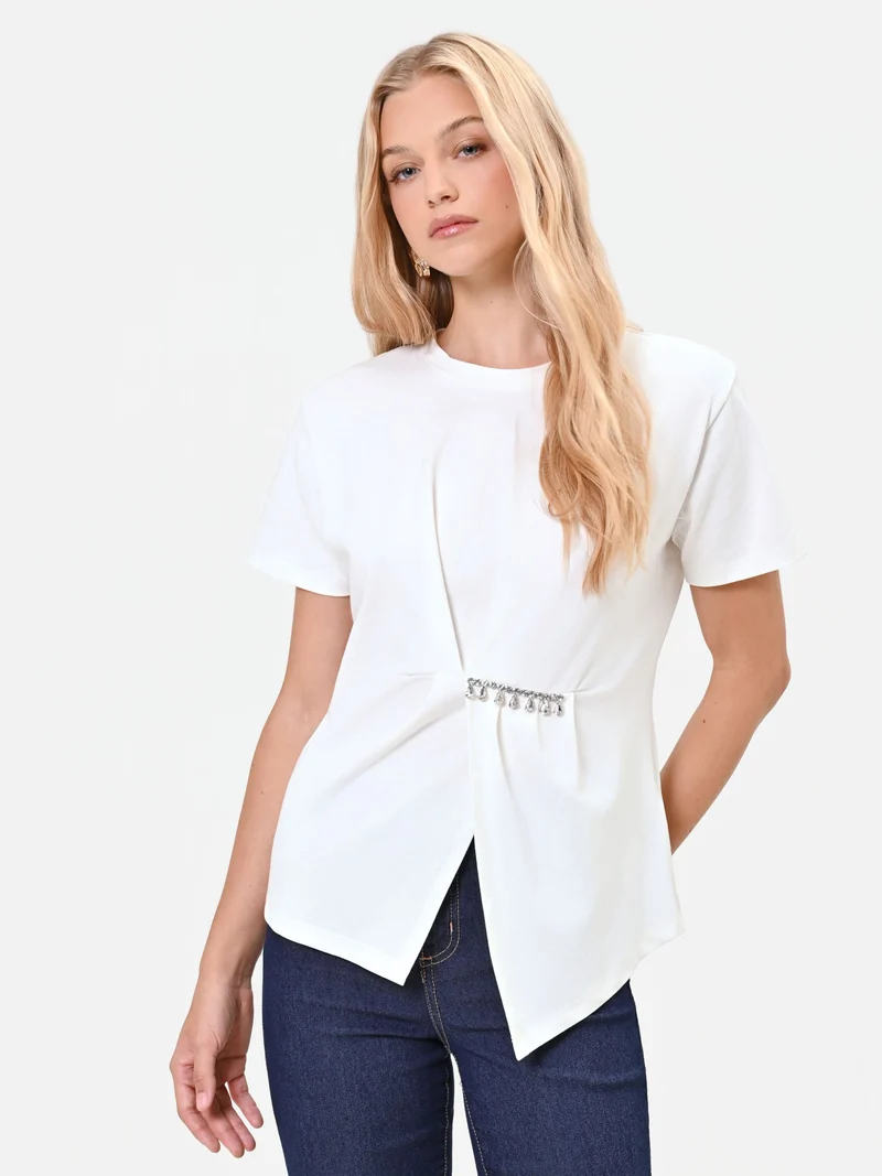 T-shirt panna bianco con drappeggio e strass