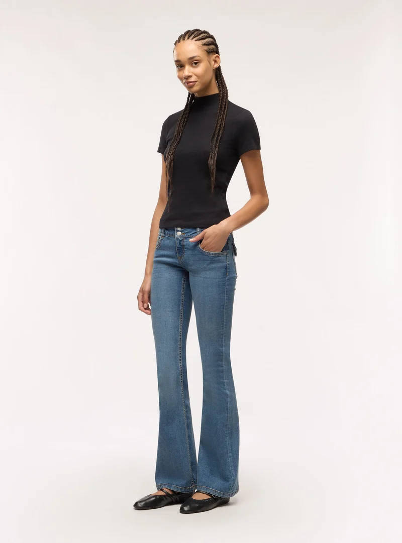 Jeans a zampa a vita ultra bassa