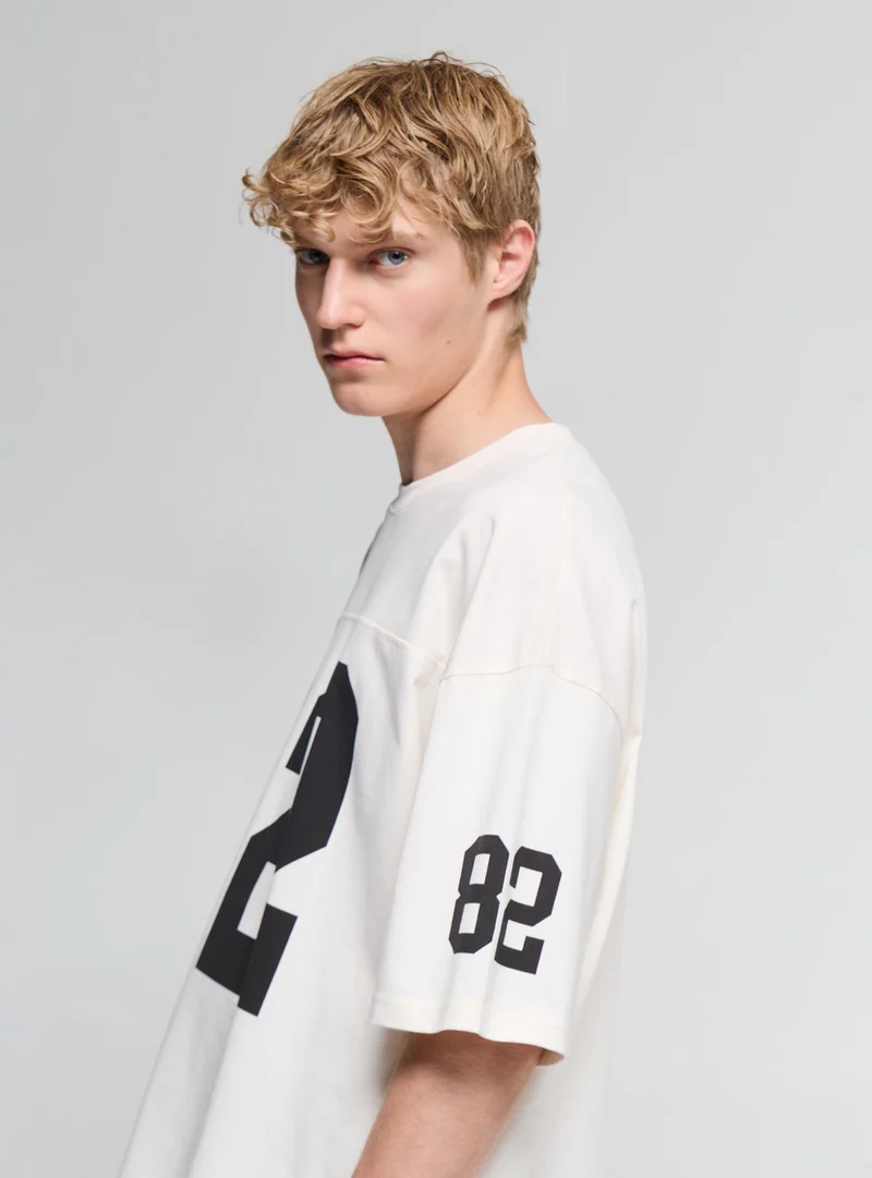 T-shirt con stampa numero e vestibilità boxy