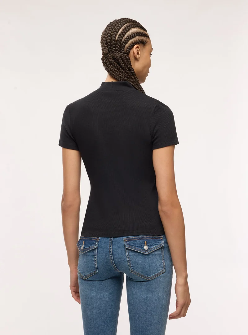 T-shirt a coste con collo lupetto