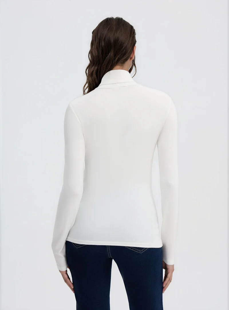 T-shirt a maniche lunghe con collo alto