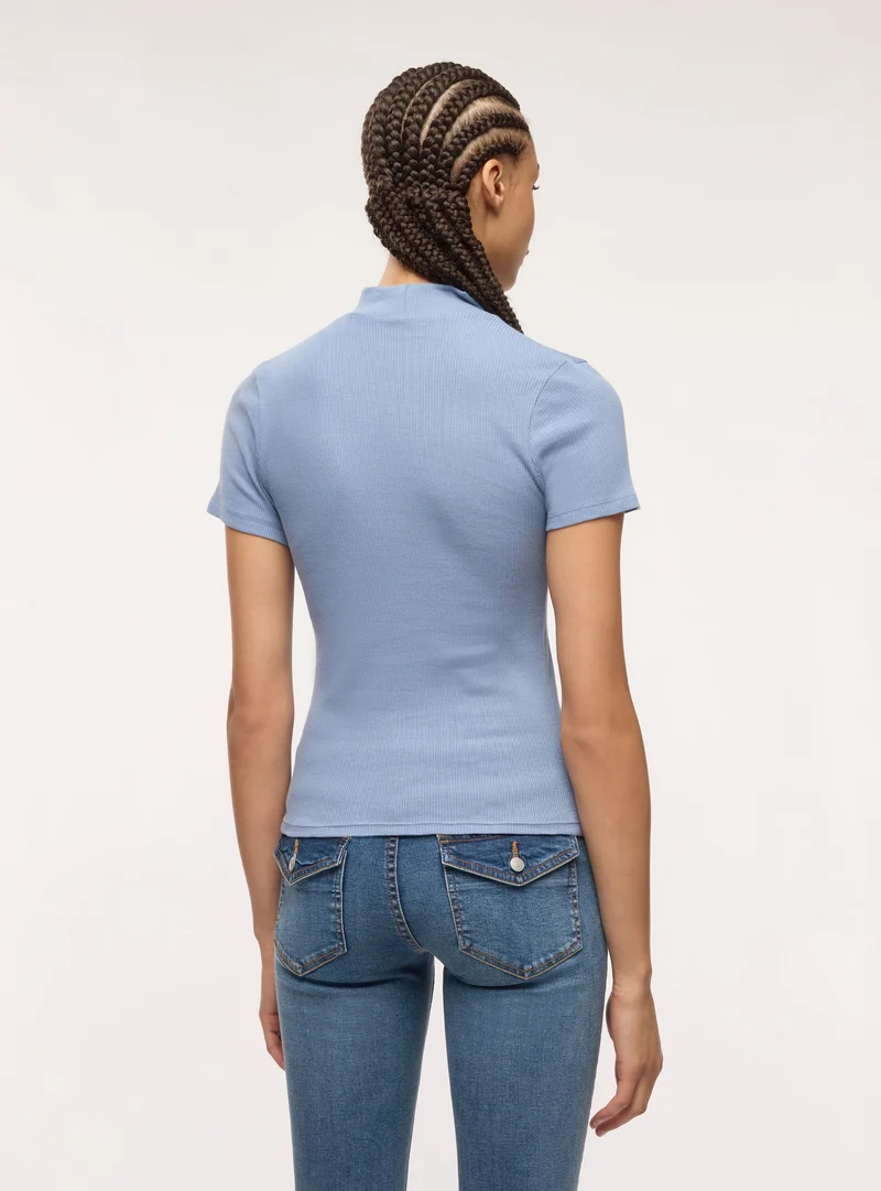 T-shirt a costine con collo lupetto