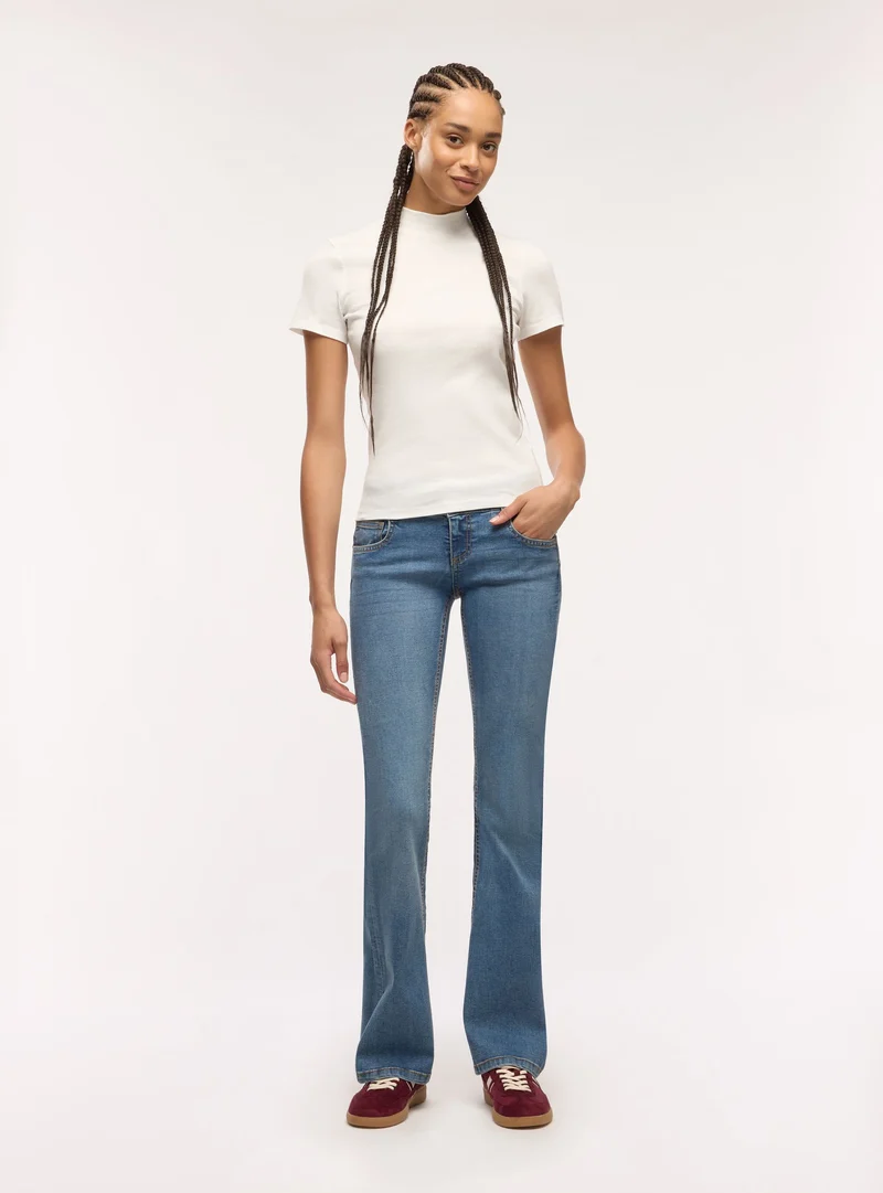 T-shirt a costine con collo lupetto