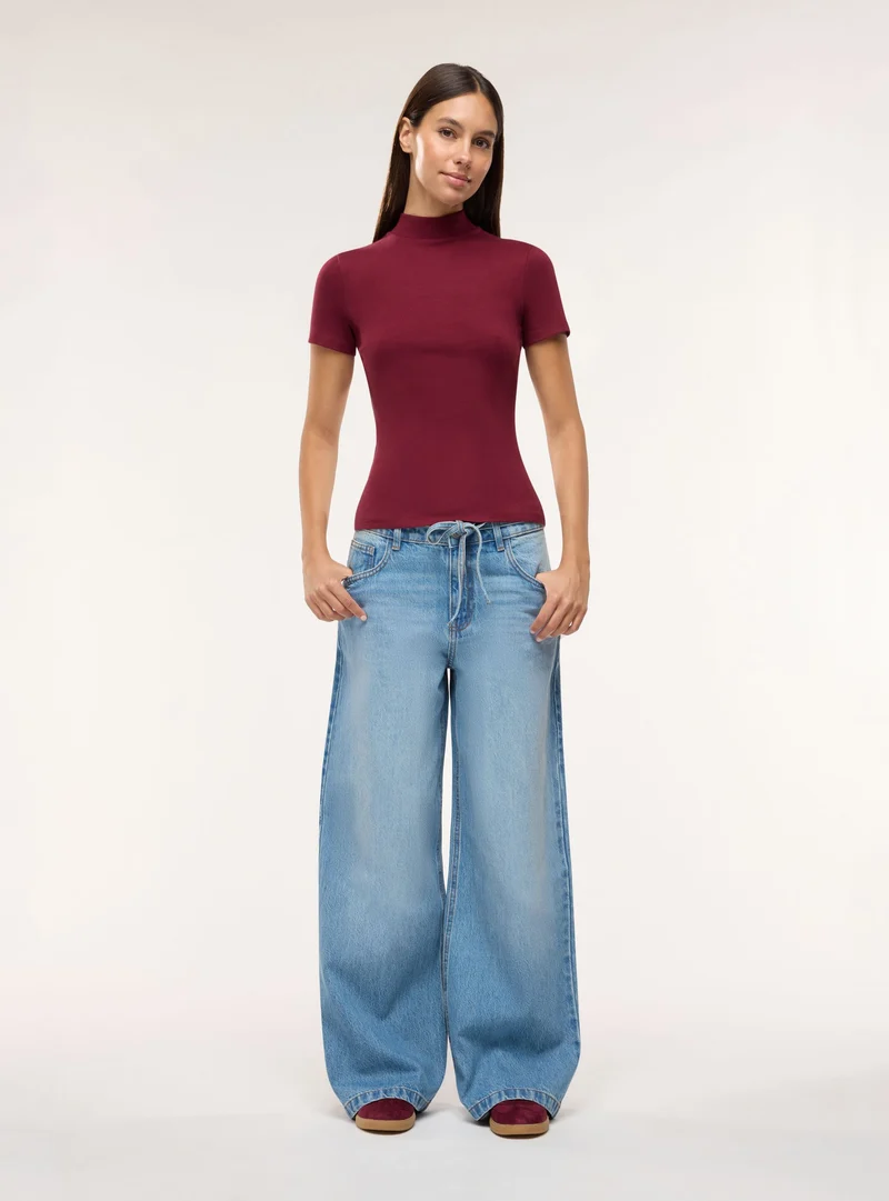 T-shirt a costine con collo lupetto