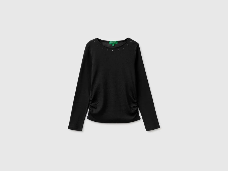 T-shirt con borchiette