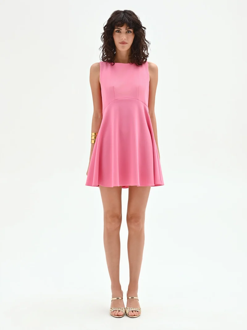 Abito smanicato rosa con gonna svasata