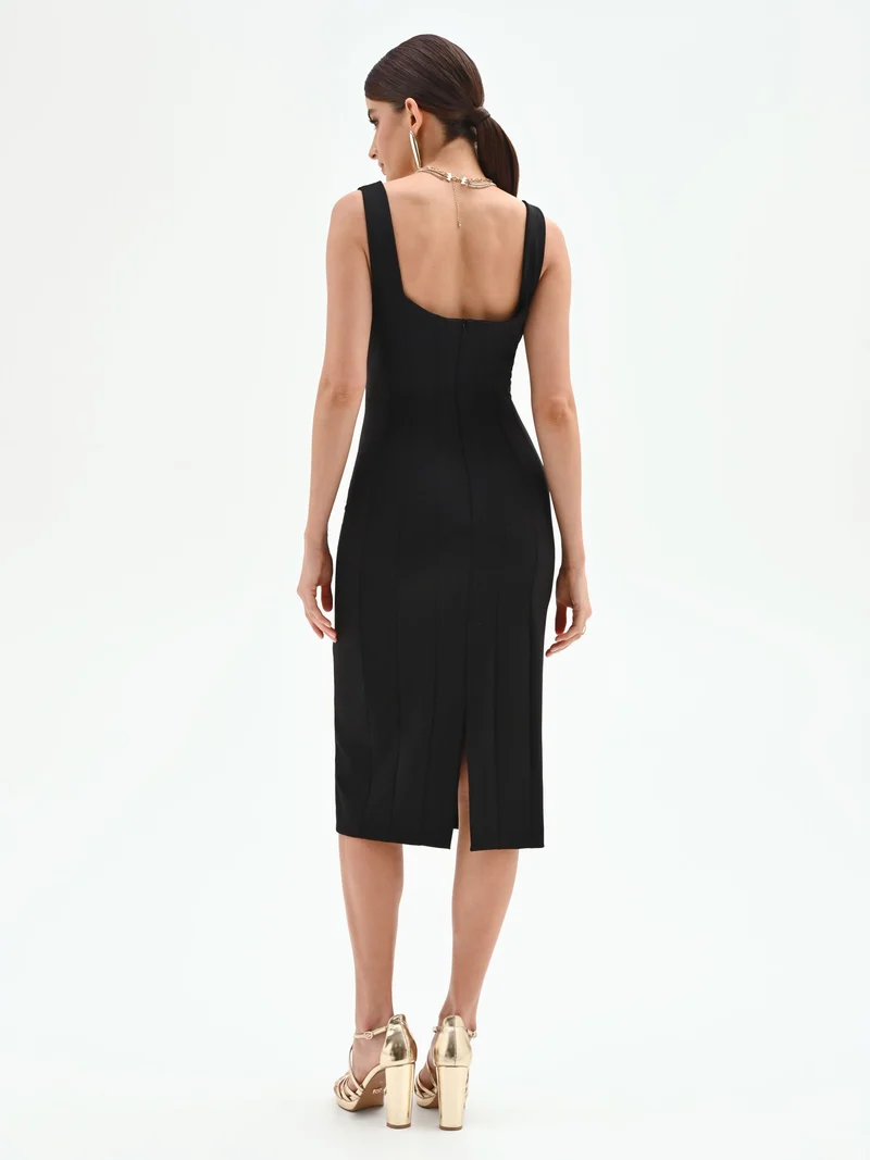 Tubino midi nero con scollo quadrato