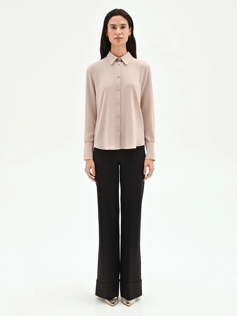 Camicia beige con bottoni ricoperti
