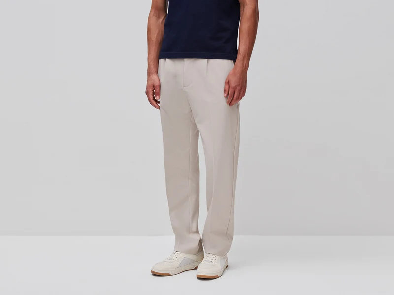 Pantaloni con pinces e piega