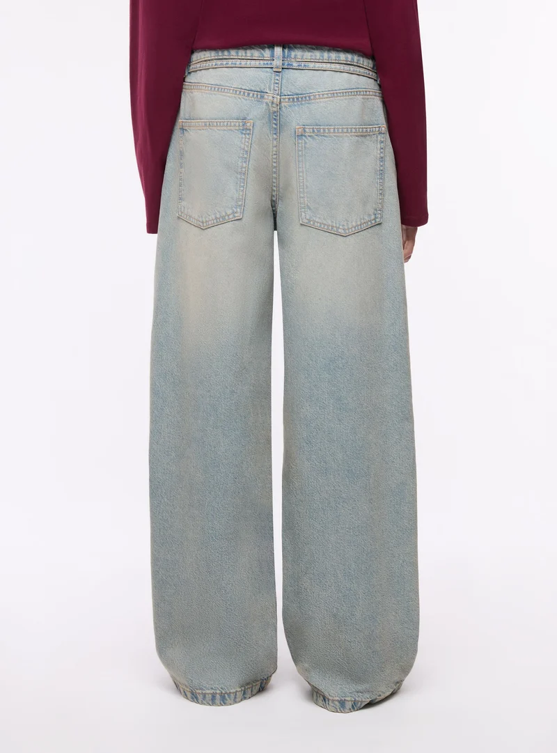 Jeans wide leg con cintura annodata