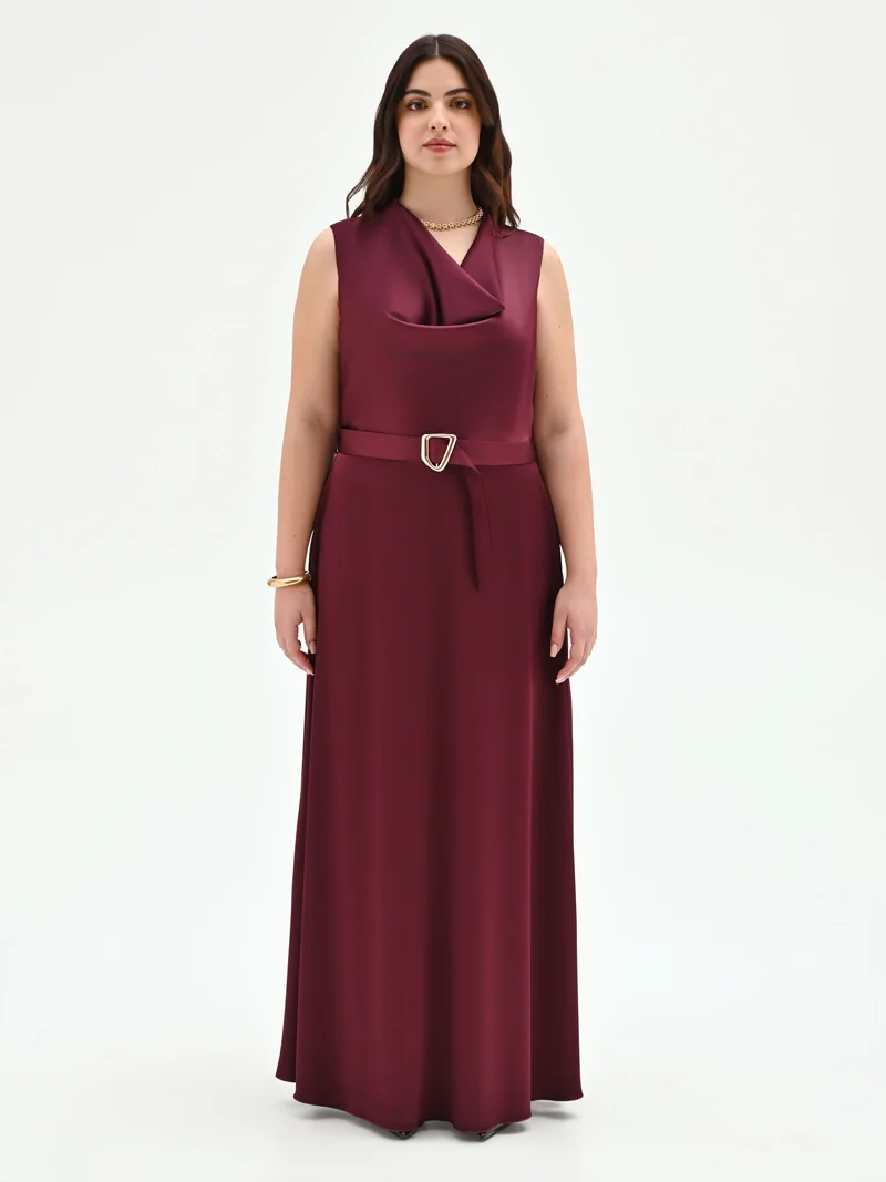 Abito lungo curvy bordeaux con scollo asimmetrico
