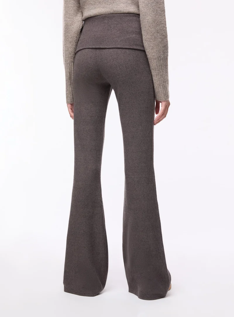 Leggings lunghi a zampa con baschina
