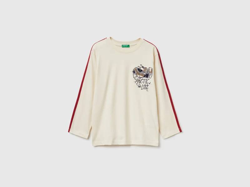 T-shirt con stampa graffiti