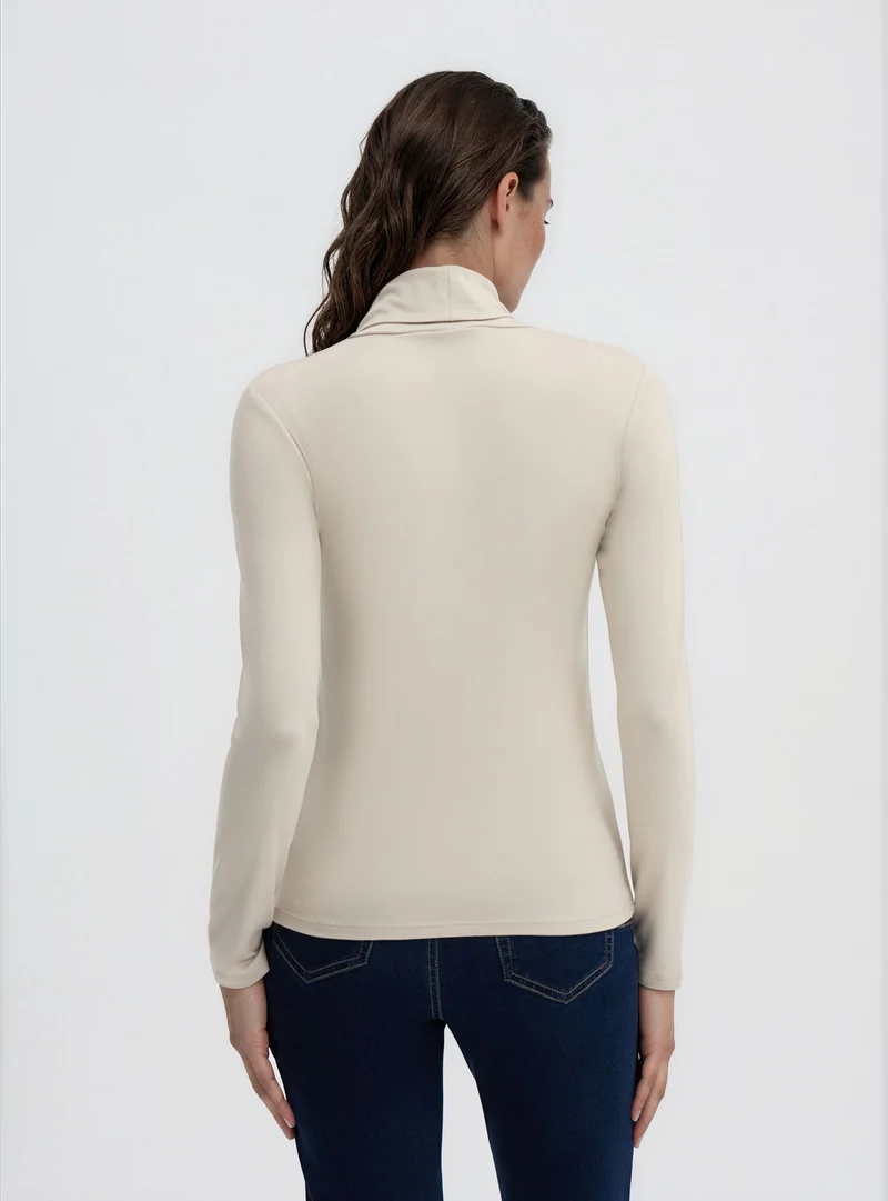 T-shirt a maniche lunghe con collo alto