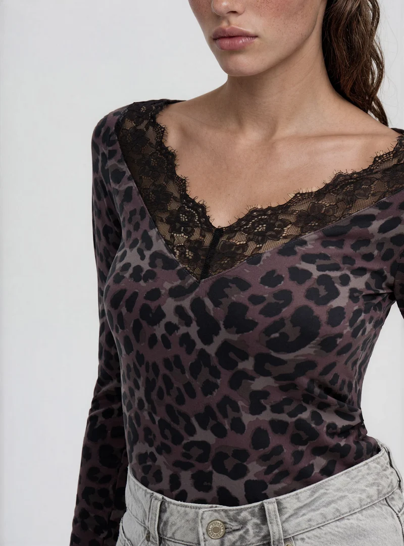 T-shirt a maniche lunghe animalier con scollo a V e bordo in pizzo