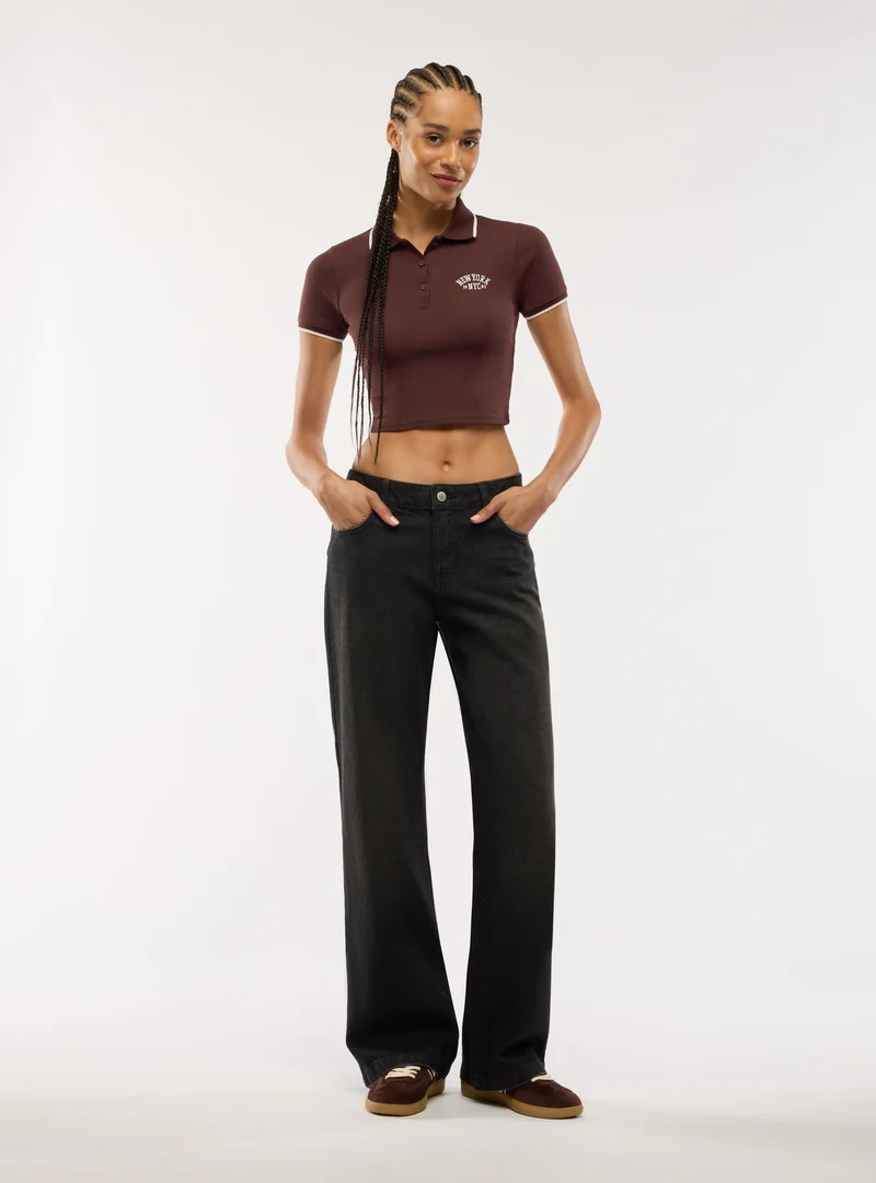 T-shirt con colletto polo e ricamo college